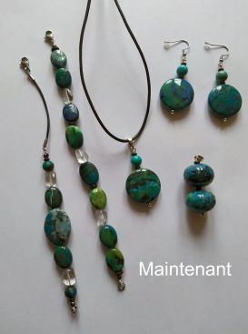 Un collier avec deux pendentifs, deux bracelets et une paire de boucles d'oreille